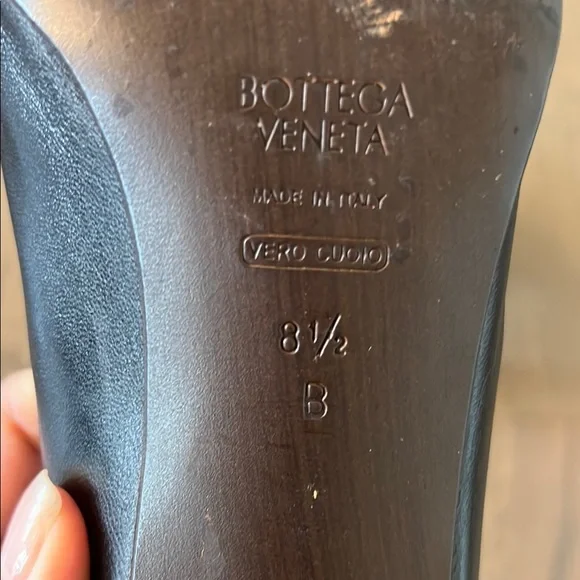 Bottega Veneta Black Textured Leather Heels with Square Toe - Picture 4 of 4